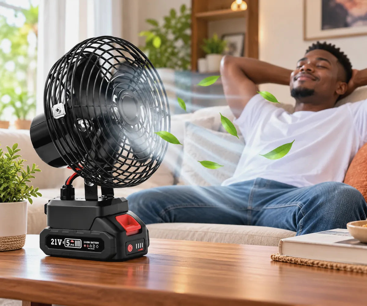 Homme détendu sur son canapé, rafraîchi par le ventilateur portable VOLTEO posé sur la table basse