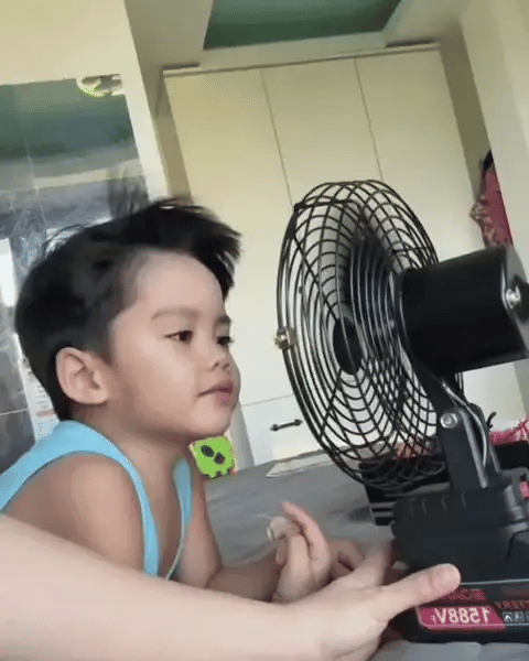 Un enfant profite de l’air du ventilateur VOLTEO à la maison